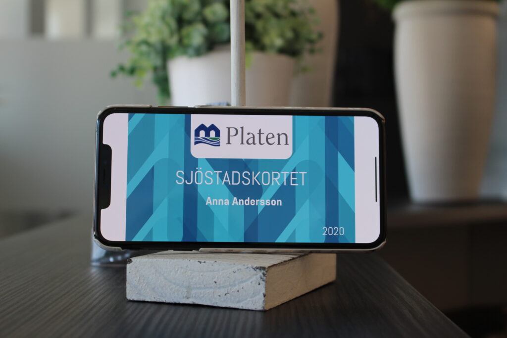 En smartphone uppställd på bord med ett Sjöstadskort på skärmen.