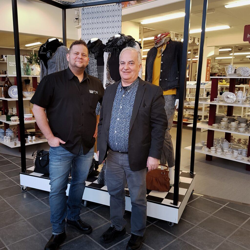 Från vänster: Erikshjälpen's butikschef Joakim Ragnar och Kenneth Johansson, Jobbanalysen