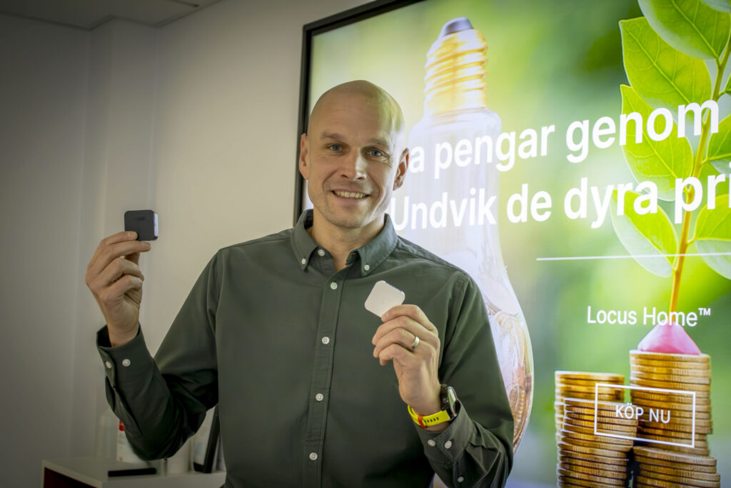 Smoofits delägare Mikael Trieb håller upp två puckar, en svart och en vit.