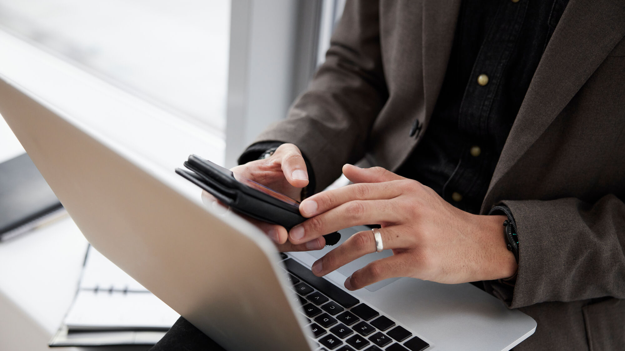 Laptop och mobiltelefon
